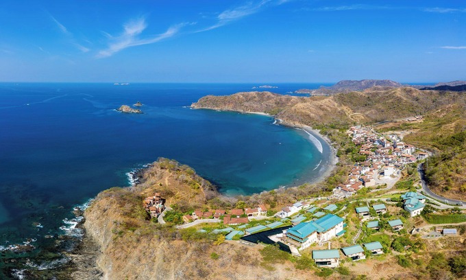 Las Catalinas House | Townhouse with Pool 2 Minute Walk to the Beach