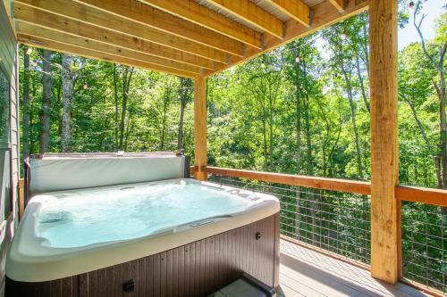 Townsend House | Townsend Gem: Retreat with Hot Tub & Fire Pit