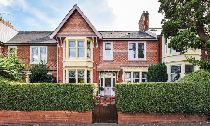 Pontcanna House | Traditional 3-Bed Property in Pontcanna with Parking