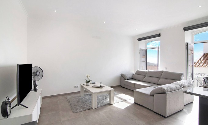 Alte Apartment | "Traditional 3 Bedroom Apartment" with Mountain View, Terrace & Wi-Fi