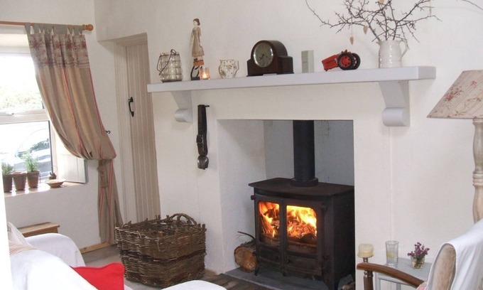 Clifden Cottage | Traditional 5 Star self catering cottage with private fishing. Super host status