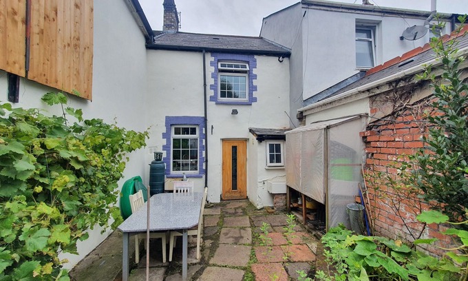 Llandaff North Cottage | Traditional Cottage near Wales' Green Corridor