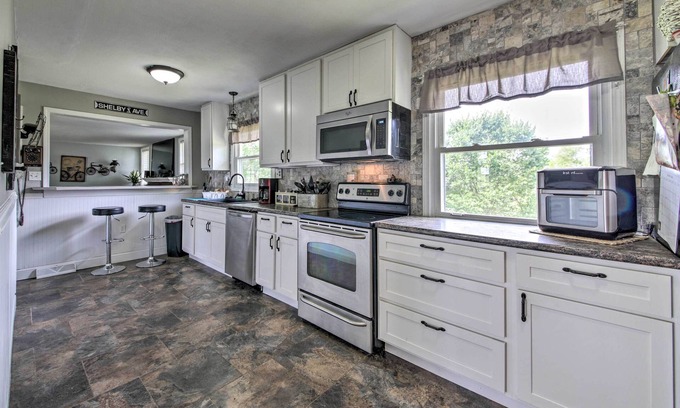 De Soto House | Traditional Country Home in De Soto w/Yard!