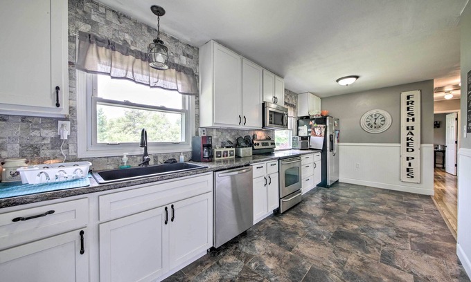 De Soto Cottage | Traditional Country Home in De Soto w/Yard!