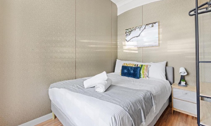 Glebe House | Traditional Double Room in Glebe - Nearby USYD - Shared Bathroom