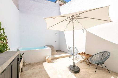 Portimao City Centre Villa | Traditional house: private pool and sunny terrace