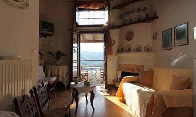 Skyros Town Apartment | Traditional studio
