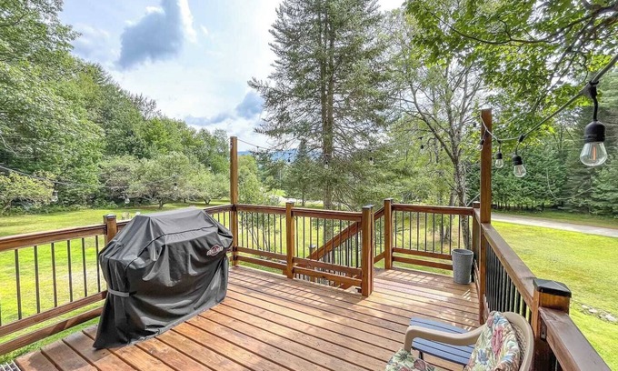 Moretown House | Traditional Vermont Ski Chalet Central to Mad River Valley and Stowe
