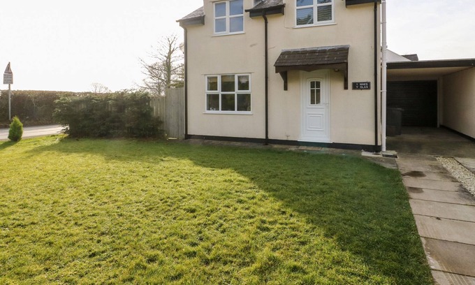 Bodorgan Cottage | TRAETH Y BRYN, pet friendly, character holiday cottage in Pen-Lon