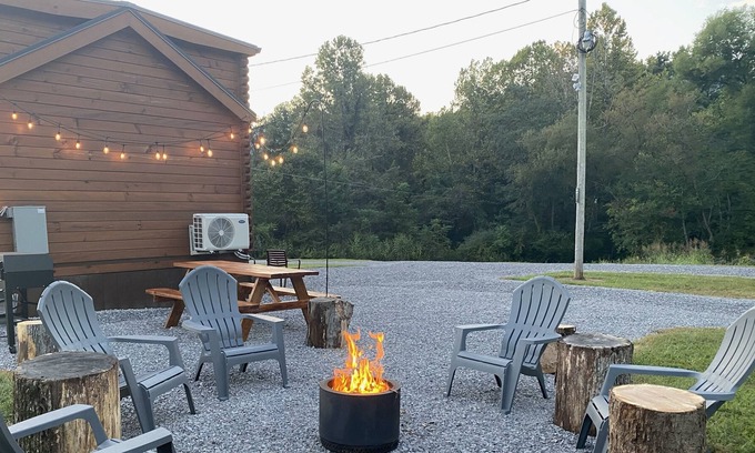 Ashley Oaks Cabin | Trail 22 lodge. Direct access to Windrock Trail.
