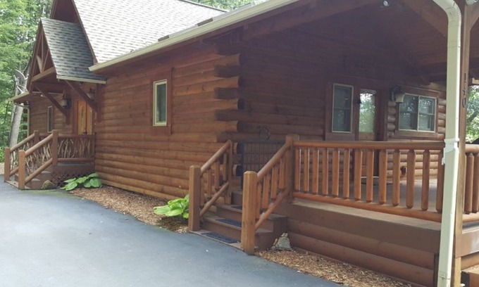 Waynesville Cabin | Trail Ridge View, gorgeous log home with Central Heat/AC, cable HD TV, WiFi, gas fireplace