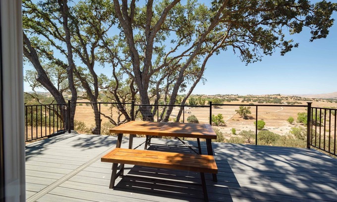 Paso Robles House | Trailblazer Bluff - Updated Ranch with Endless Views of Rolling Hill Vistas.