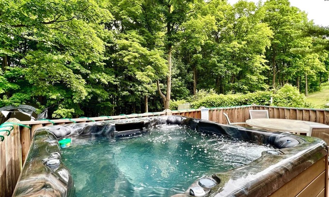 Wakefield House | Trailside #3 ~ summer fun! AC, Hot Tub, ATV, hiking, fishing, boating.