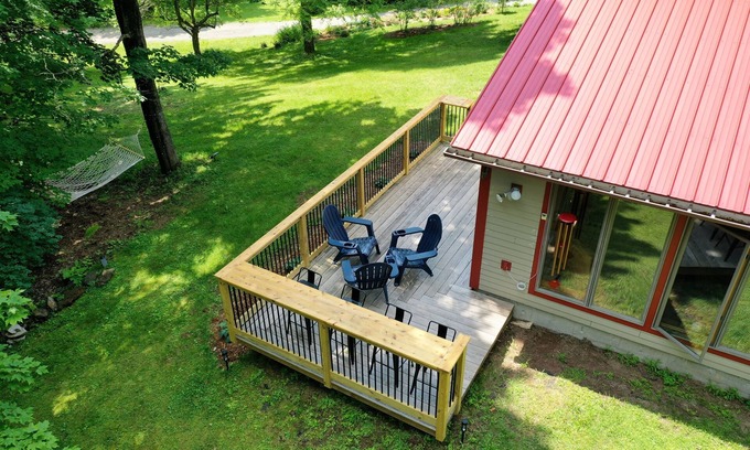 East Burke House | Trailside! Bike In Bike Out, Steps to Town. Outdoor shower, fire pit, & more.