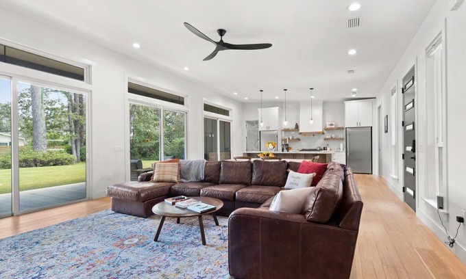 Gainesville House | Trampoline, Basketball and Grill! Central, Modern New Build!