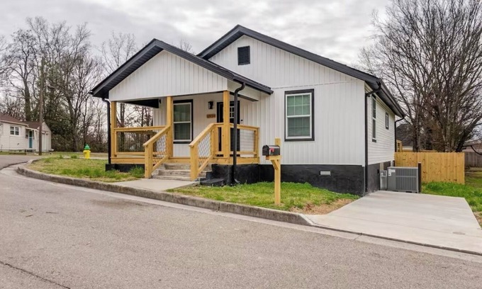 Parkridge House | Tranquil 2-bedroom house in Knoxville with WiFi & great backyard space to enjoy
