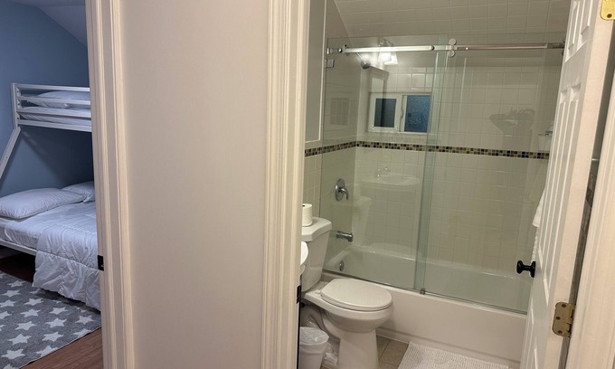 North Ironbound House | Tranquil 2-bedroom house in Newark with AC, WiFi