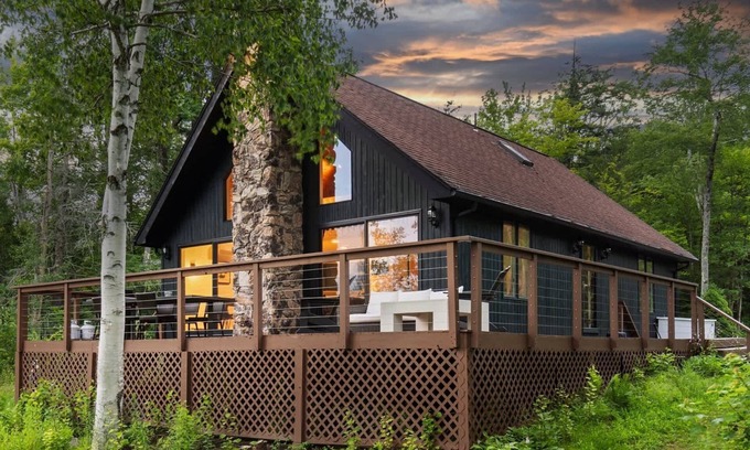 Becket House | Tranquil 3-BR Waterfront Retreat