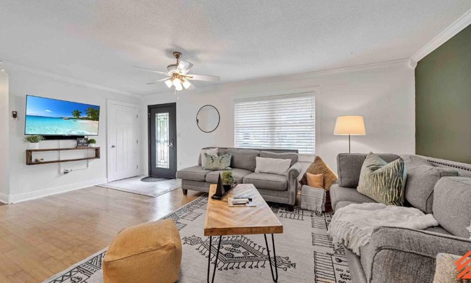 Lake Lorraine Apartment | Tranquil 3BR Family Home in Shalimar Near Water