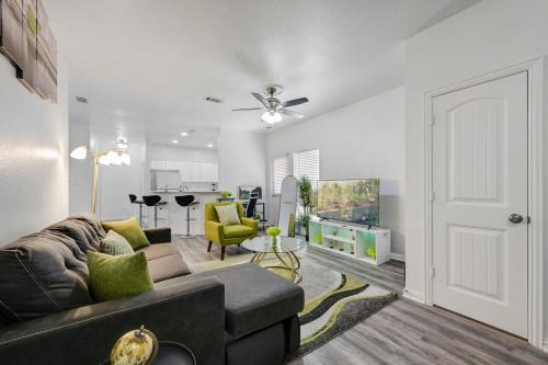 Grand Prairie House | Tranquil 3BR I Free Parking I Workspace
