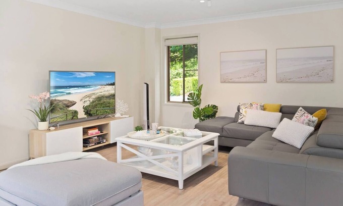 Wollongong West House | Tranquil 3BR T/Home w/Spa bath, BBQ & EV Parking