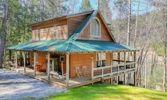 Suches Cabin | Tranquil Cabin in Appalachian Mountains - Dog Friendly