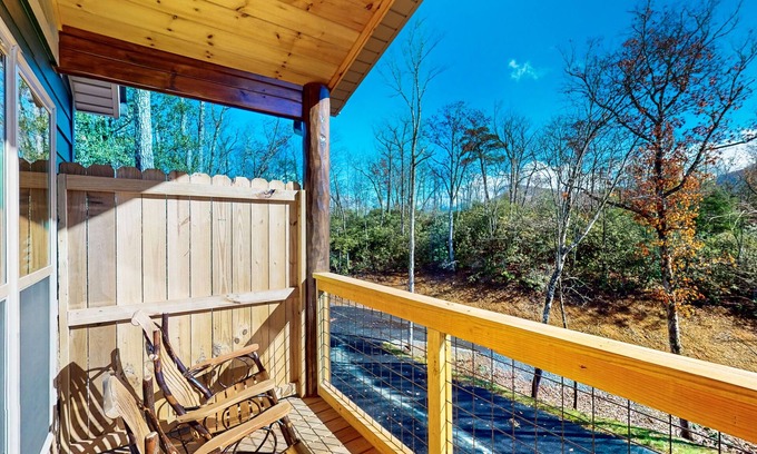 Rocky Grove Apartment | Tranquil cabin w/free attraction tickets, hot tub, picnic area and fire pit