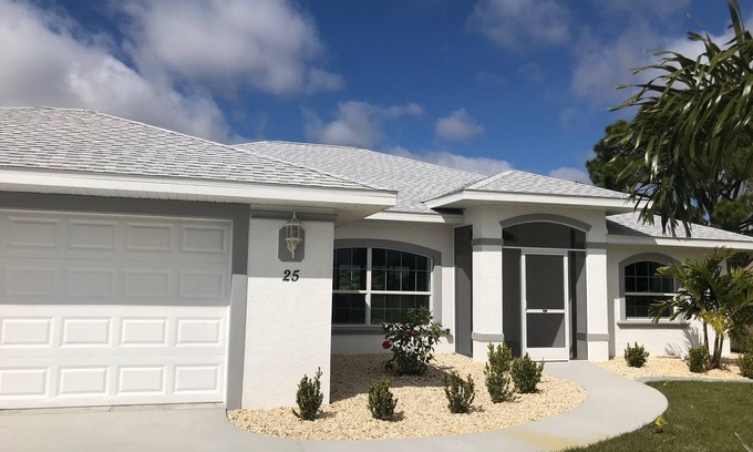 White Marsh Villa | Tranquil Canal Front Villa in Golfers Paradise: Peaceful 3-BDR