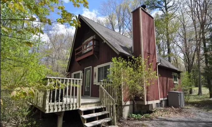 Jim Thorpe House | Tranquil Chalet Retreat, Short Walk to Lake & Pool