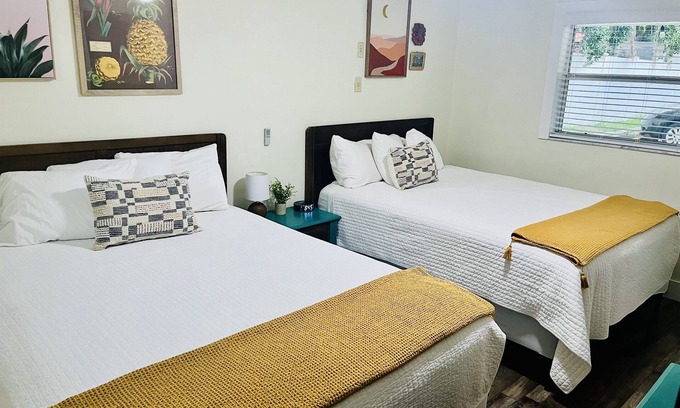Safety Harbor Hotel | Tranquil City Spot 2 Queen Beds Await You