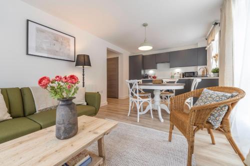 Woodchester Apartment | Tranquil Cotswolds Retreat- Stylish 1 Bed