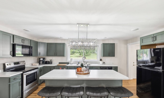 Maryville House | Tranquil Cozy 3BR Home with Deck & BBQ by RedAwning