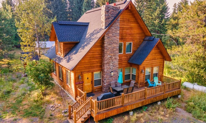 McCall Cabin | Tranquil DOG Friendly Mountain Cabin w/Bikes! 7 min Bike Ride to Beach Access @ Rotary Park!