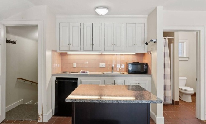 Falmouth Apartment | Tranquil Executive Studio 10 Min Outside Portland