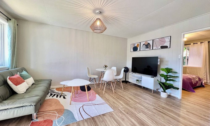 McCully - Moiliili Apartment | Tranquil Ground Floor Unit Central Honolulu w/AC