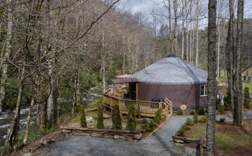 Topton Villa | Tranquil Haven Luxy Yurt - Creekside Glamping with Private Hot Tub