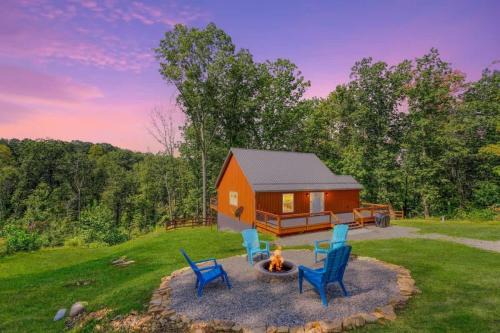 Hallsville House | Tranquil Heights Cabin In Hocking Hills- HOT TUB!