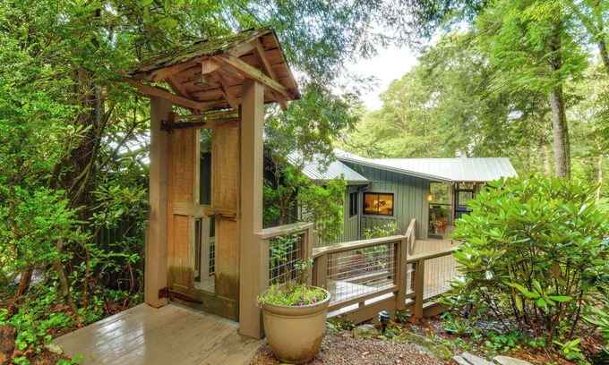 Mirror Lake House | Tranquil Highlands Cottage w/Fire Pit & Stream!