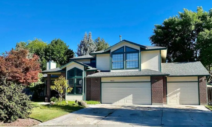 West Valley House | Tranquil Home Close To The Heartbeat Of The City