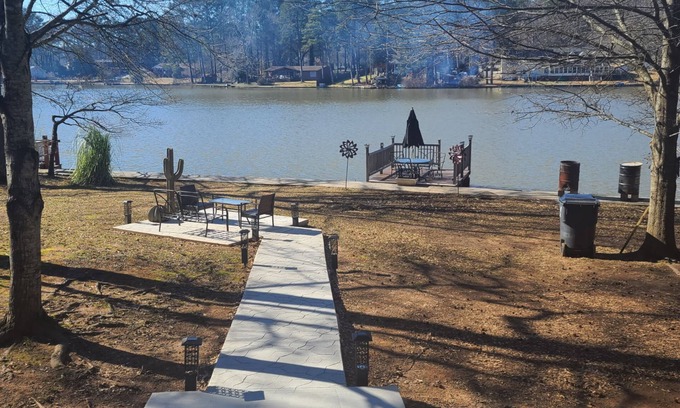 Stockbridge House | TRANQUIL LAKESIDE BUNGALOW