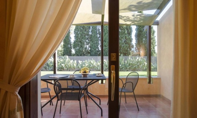 Pula Apartment | Tranquil Lantana Resort Hotel & Apartments for 5 People 1,5km From Beach