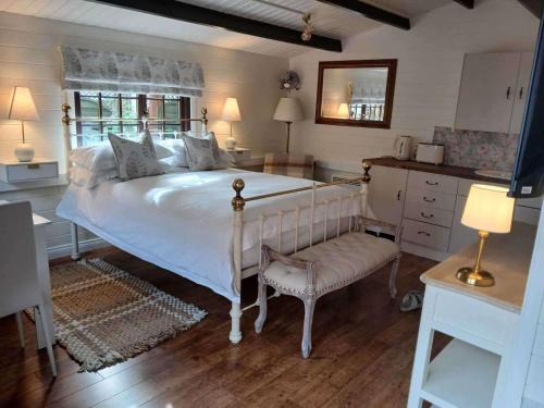 Netley House | Tranquil Lodge Retreat in Southampton