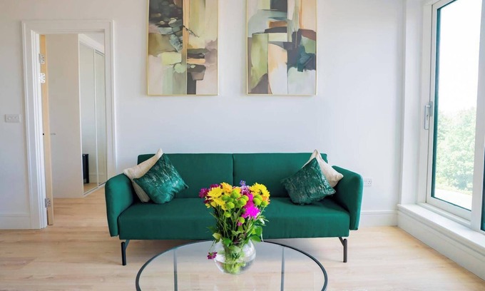 Coombe Hill Apartment | Tranquil London Apartment near Coombe Hill House