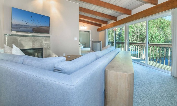 Watsonville House | Tranquil Modern 4-bedroom Beach House with WiFi in Santa Cruz County