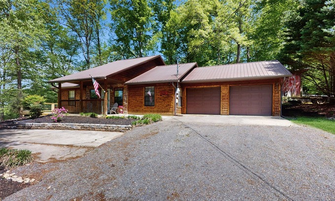 Sevierville Cabin | Tranquil mountain cabin w/game room, large garage & parking for boats and bikes