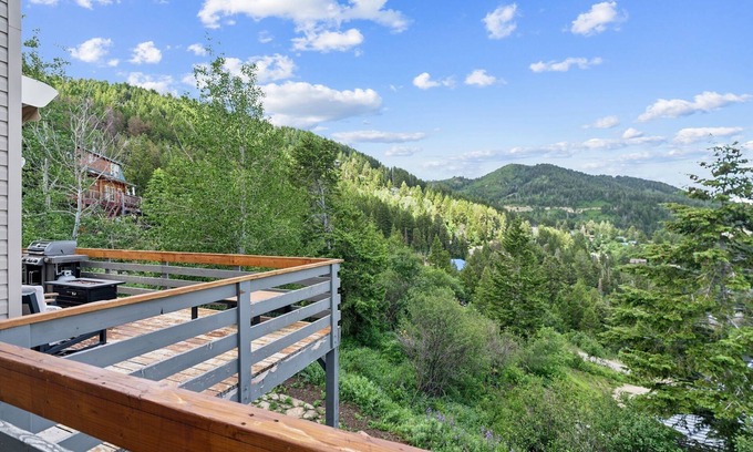 Summit Park House | Tranquil Mountain Retreat | Scenic Views & Hot Tub by RedAwning