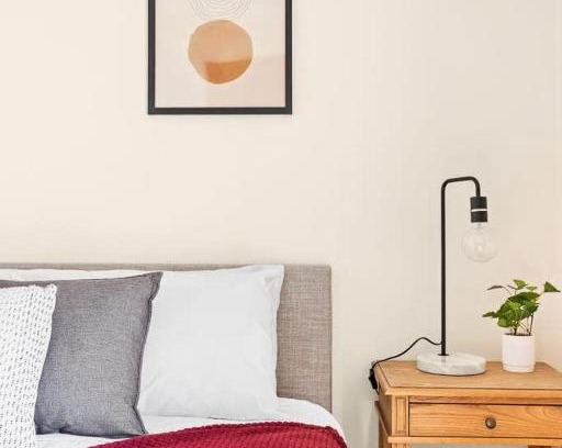 Milperra House | Tranquil Queen Room - Centrally Located at Milperra - Shared Bathroom