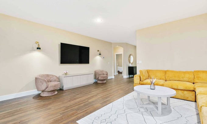 Walnut Grove House | Tranquil Retreat at 65th Street: Your Ideal Vacation Getaway Awaits #41991