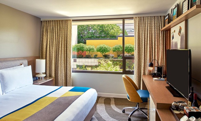 Downtown Portland Hotel | Tranquil Retreat at Hotel Zags Portland - Premier Garden King, Free Breakfast