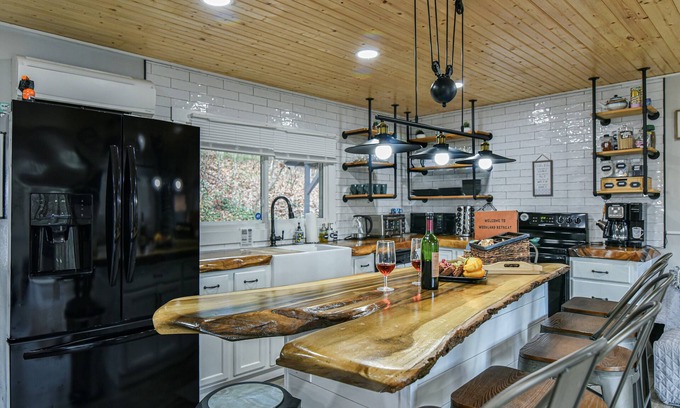 Hendersonville Ski Chalet | Tranquil Retreat, deck, hot tub, short drive DT Hendersonville, pet-Friendly